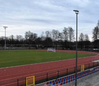 W Sławnie odebrano wyremontowany stadion sportowy. Kiedy wejdą piłkarze na murawę?