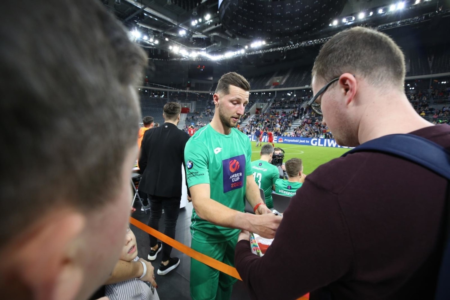 Piłkarskie gwiazdy podczas turnieju Amber Cup 2020 nie tylko grały na parkiecie, ale też rozdawały autografy i pozowały do zdjęć