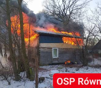 Pożar domu jednorodzinnego pod Warszawą. Ogień strawił cały budynek