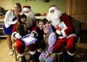 Legniczanie przebrani za świętych Mikołajów wręczyli dzieciom paczki, zobacz zdjęcia
