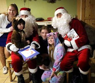 Legniczanie przebrani za świętych Mikołajów wręczyli dzieciom paczki, zobacz zdjęcia