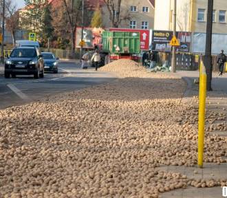 Droga zasypana ziemniakami. Utrudnienia na głównej ulicy w Oławie [ZDJĘCIA]