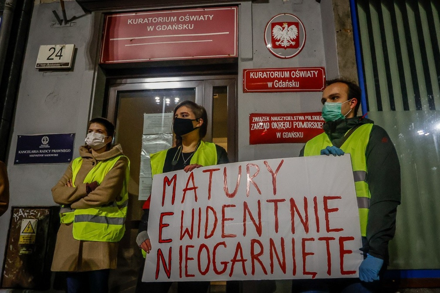 Protest maturzystów pod Kuratorium Oświaty w Gdańsku w środę, 25