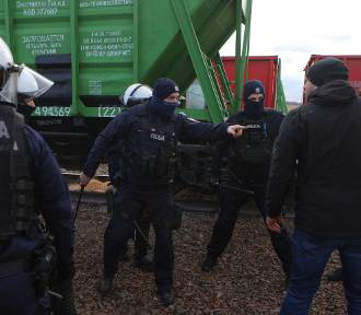 W Medyce rolnicy starli się z policją. Protestujący szturmowali wagony z kukurydzą