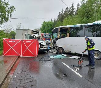 Śmiertelny wypadek pod Wieliczką. Autokar zderzył się czołowo z autem dostawczym