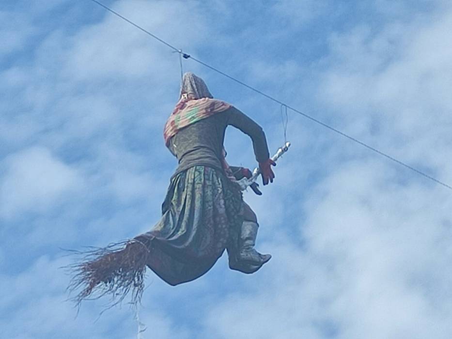 Nietypowa ozdoba straszy na Dolnym Śląsku. Czarownica latająca na miotle powróciła podświetlona - zdjęcia