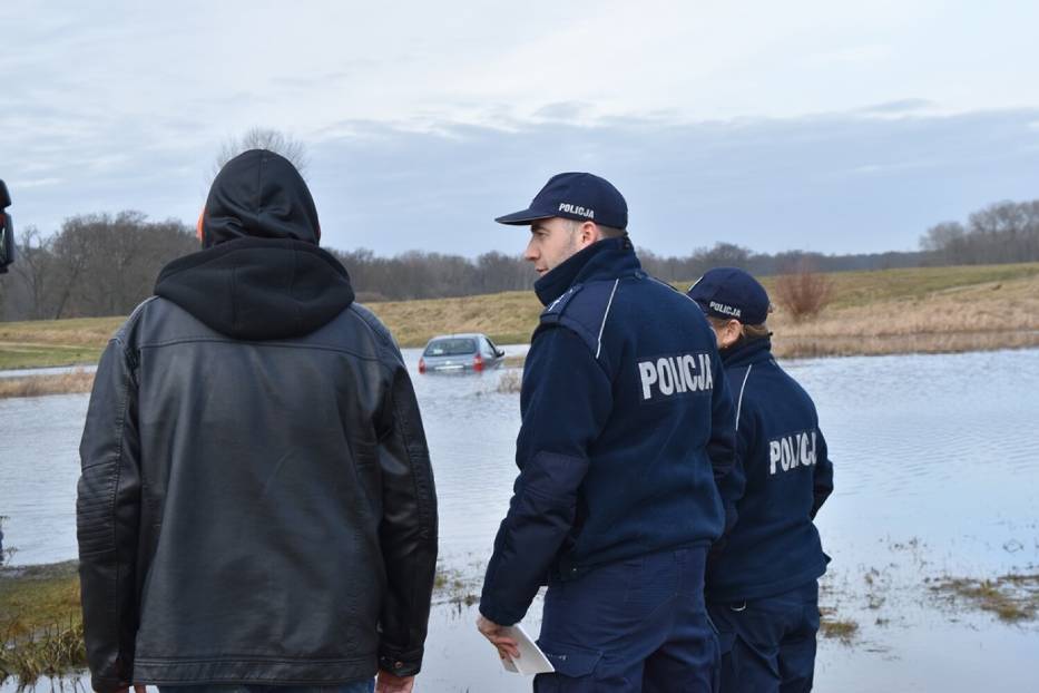 Samochód osobowy utknął w Kanale Ulgi. Śremscy strażacy wyciągnęli pojazd na brzeg. Jak tłumaczył się kierowca? 