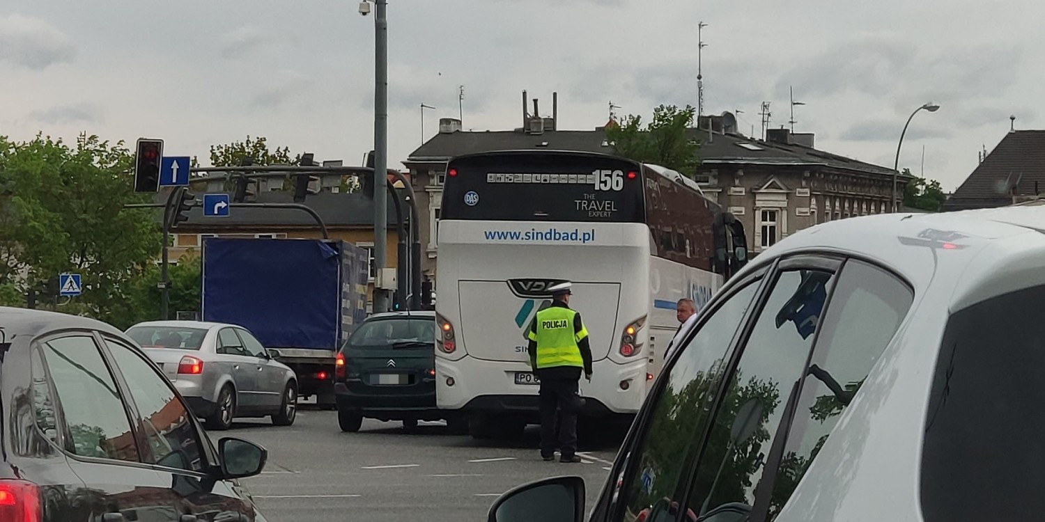 Zderzenie autobusu z samochodem osobowym w centrum Bydgoszczy