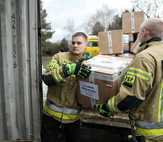 Strażacy z Poznania zapełniają kontener dla potrzebujących z Afryki