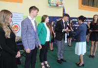 Tegoroczni maturzyści zakończyli rok szkolny w I LO w Bełchatowie. Zobaczcie ZDJĘCIA
