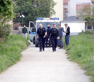 AKTUALIZACJA Wiadomo czyje ciało znalazły dzieci przy ulicy Konduktorskiej w Legnicy
