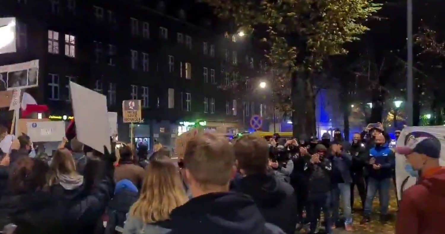 Podczas protestu w Gliwicach 31 października kibice oklaskiwali kobiety Przesuwaj zdjęcia w prawo - naciśnij strzałkę lub przycisk NASTĘPNE