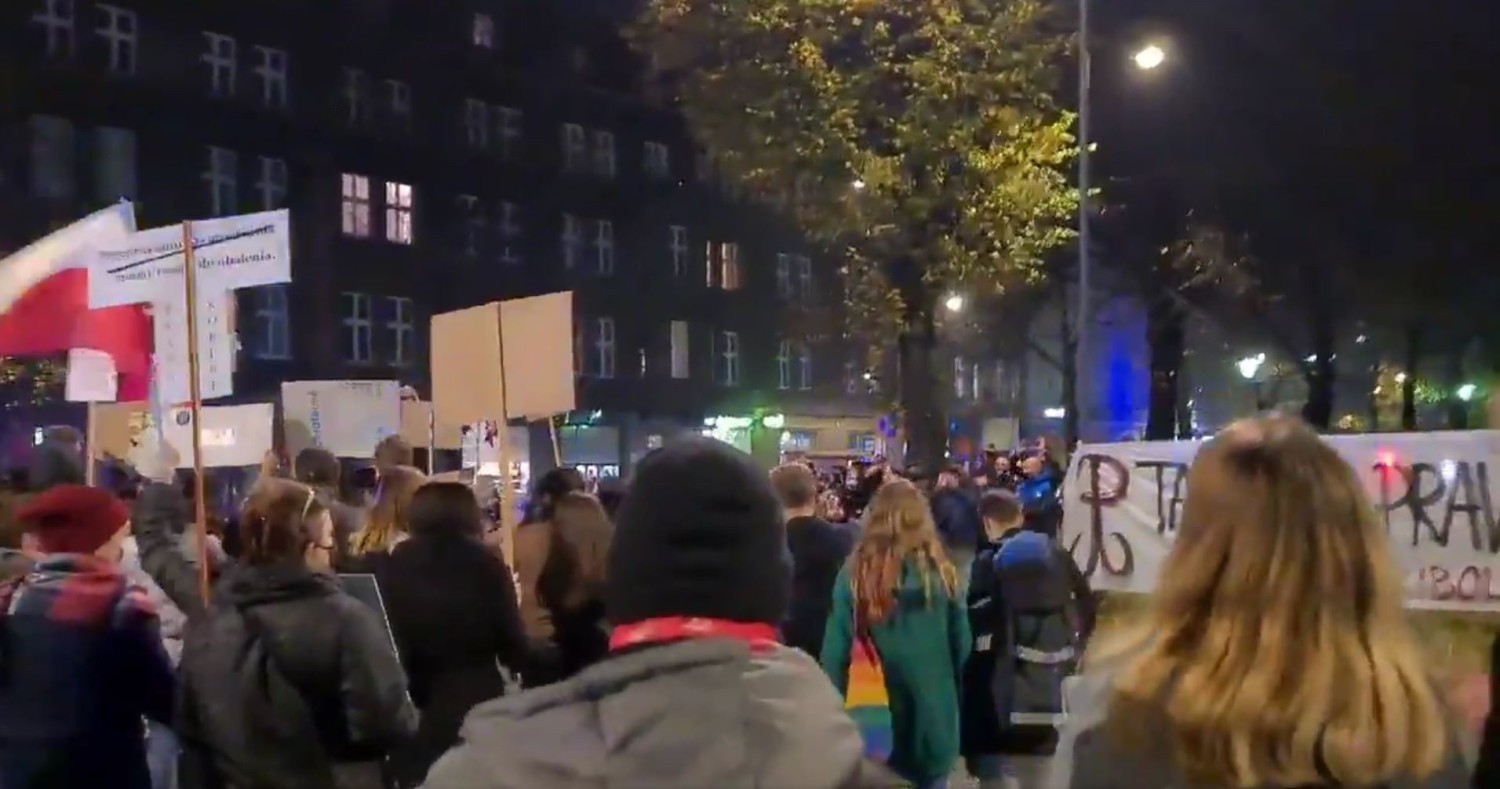 Podczas protestu w Gliwicach 31 października kibice oklaskiwali kobiety Przesuwaj zdjęcia w prawo - naciśnij strzałkę lub przycisk NASTĘPNE