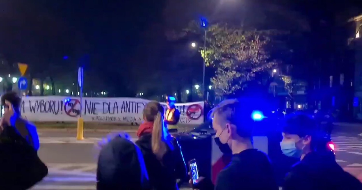 Podczas protestu w Gliwicach 31 października kibice oklaskiwali kobiety Przesuwaj zdjęcia w prawo - naciśnij strzałkę lub przycisk NASTĘPNE