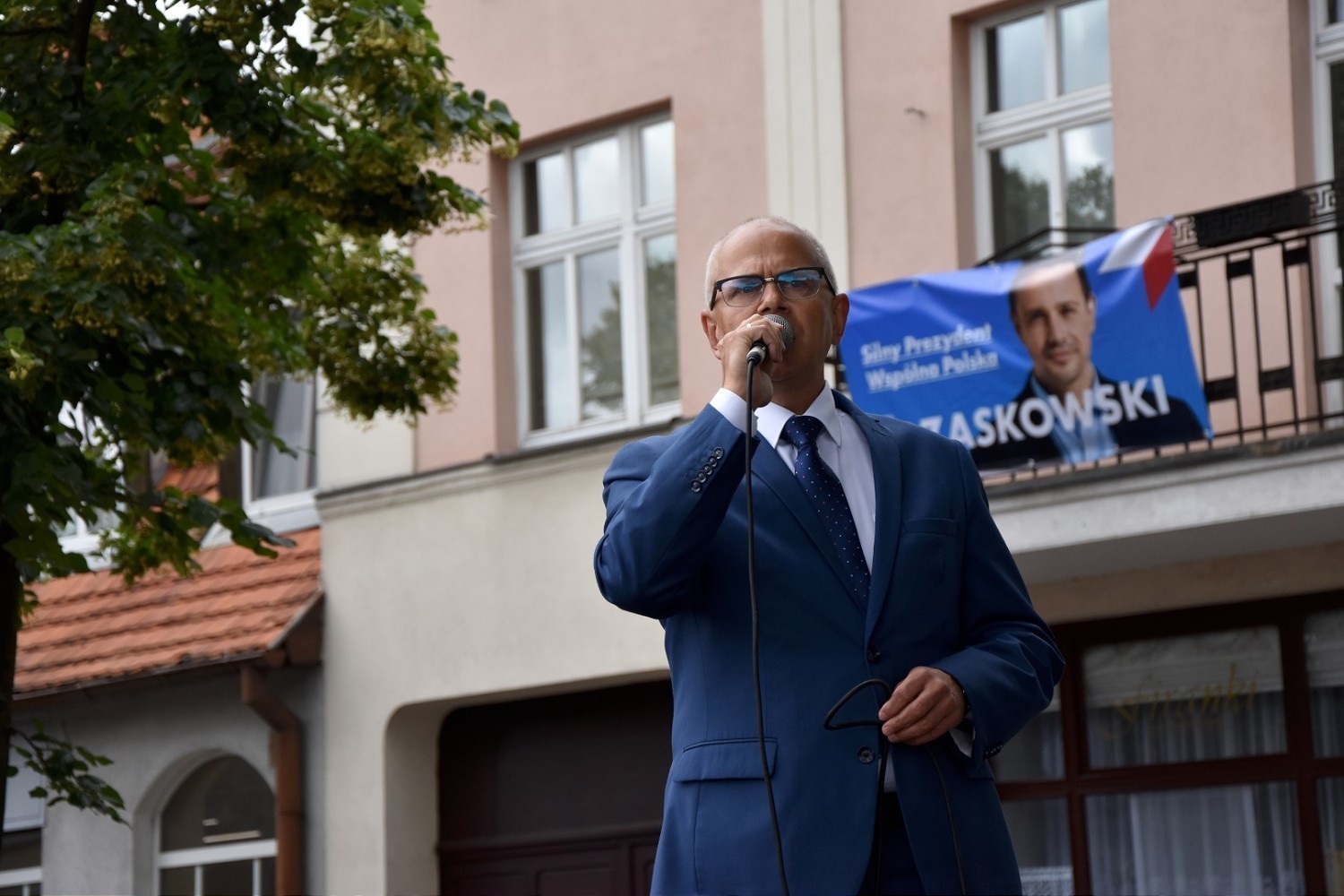 Jacek Gursz na chodzieskim rynku podczas wizyty premiera
