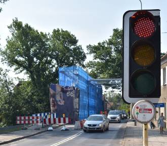 Remont mostu i czerwone światło, do którego nie stosują się kierowcy