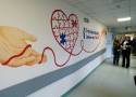 Wyjątkowy mural w poznańskim szpitalu! Promuje temat transplantacji. Zobacz zdjęcia!