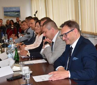 Pierwsza sesja Rady Powiatu w Sławnie. Wybrano starostę, wicestarostę. Zdjęcia, wideo