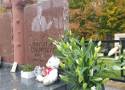 Piękne kwiaty przy grobie Krzysztofa Krawczyka na cmentarzu w Grotnikach koło Łodzi! Naturalne barwy zdobią grób artysty ZDJĘCIA
