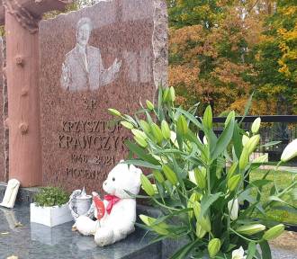 Piękne kwiaty przy grobie Krzysztofa Krawczyka na Wszystkich Świętych ZDJĘCIA