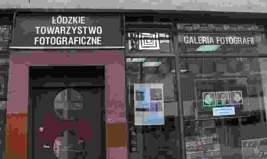 Wejście do siedziby Łódzkiego Towarzystwa Fotograficznego
