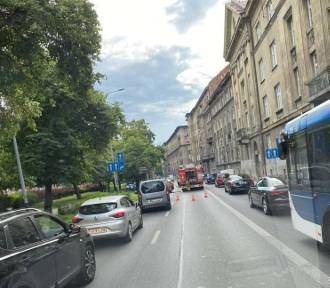 Blokuje się ruch na alejach. Wypadek z udziałem motocyklisty w Krakowie