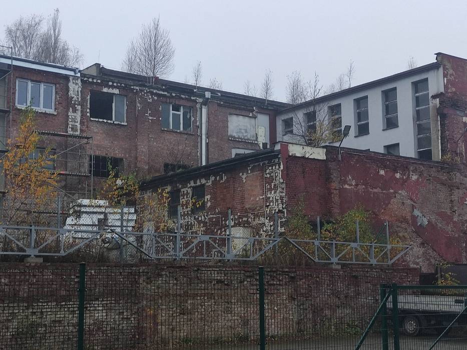 Wałbrzych: Do wyburzenia część dawnego biurowca i klimatyczny budynek oddalony od centrum. Zobacz ich zdjęcia! 