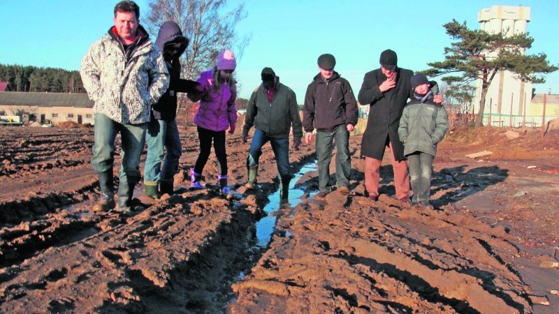 Przez taką drogę nie możemy ani przejść, ani przejechać - mówią mieszkańcy ul