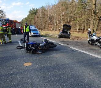 Zderzenie samochodu z motocyklem na drodze krajowej