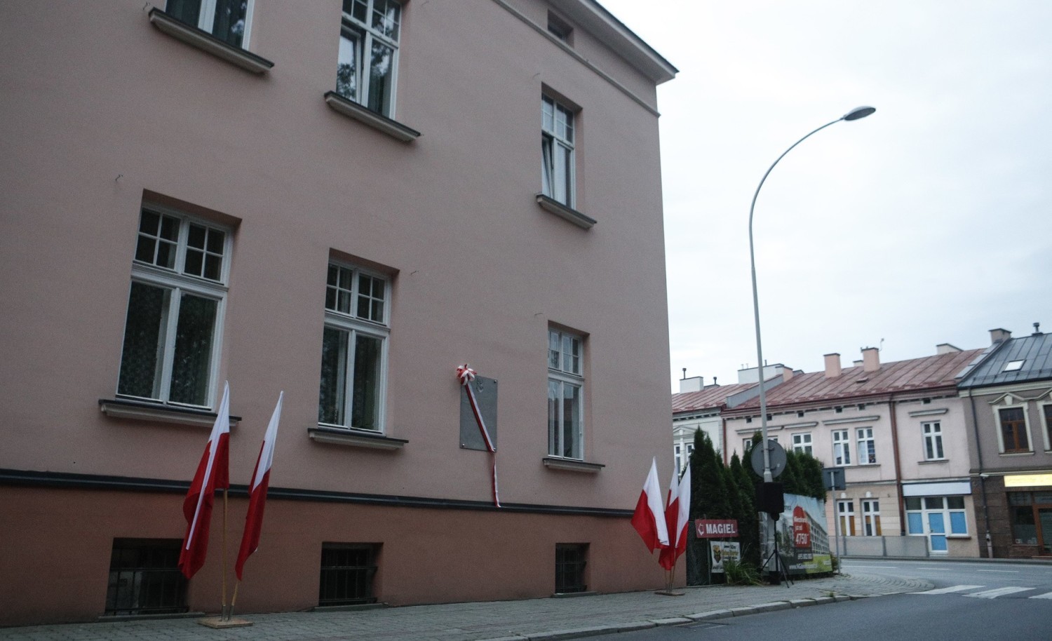 Po przemówieniach okolicznościowych odczytano Apel Pamięci, złożono wieńce i odegrano Pieśń Reprezentacyjną Wojska Polskiego