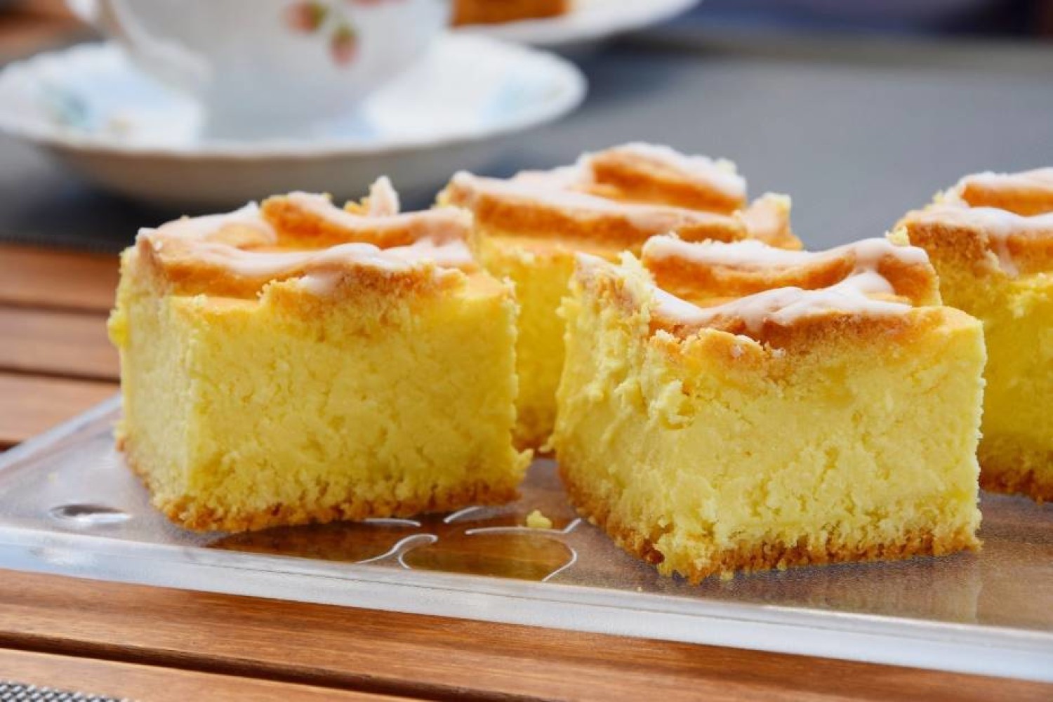 Tradycyjna masa ze zmielonego sera, o aromacie pomarańczowym, na kruchym spodzie, z krateczką z ciasta na wierzchu i odrobiną lukru - takim pysznościom ciężko się oprzeć