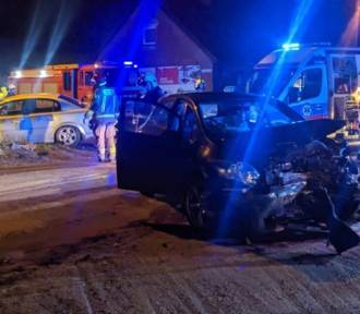 Niebezpieczne zderzenie dwóch pojazdów na skrzyżowaniu w Michorzewie
