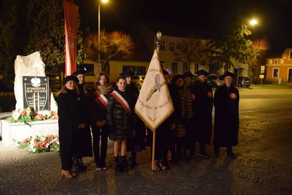 Dolsk pamięta o Powstańcach Wielkopolskich. Delegacje złożyły wiązanki i znicze przy pomniku na rynku [zdjęcia]
