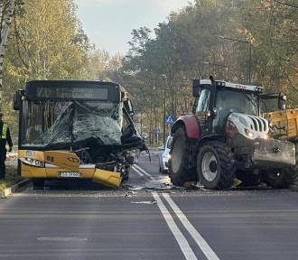 Rozbity autobus w Gliwicach!  Autobus linii 71. zderzył z ciągnikiem