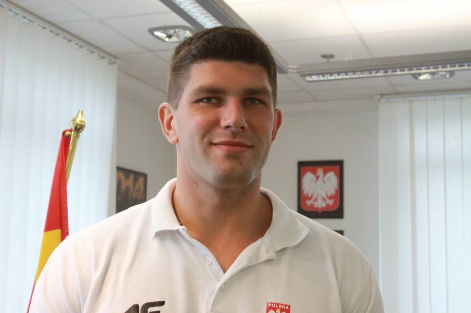 Classify Polish discus thrower Robert Urbanek