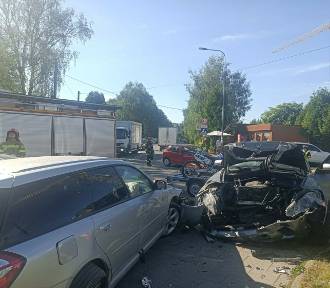Wypadek z udziałem kilku samochodów w Krakowie. Na jezdnię poleciały... quady