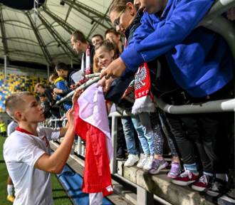 Młodzi kibice na meczu Polska - Estonia w Gdyni