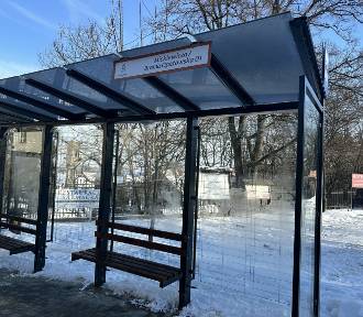 Nowe przystanki w Sandomierzu cieszą oczy, ale... nie mają rozkładów jazdy [ZDJĘCIA]