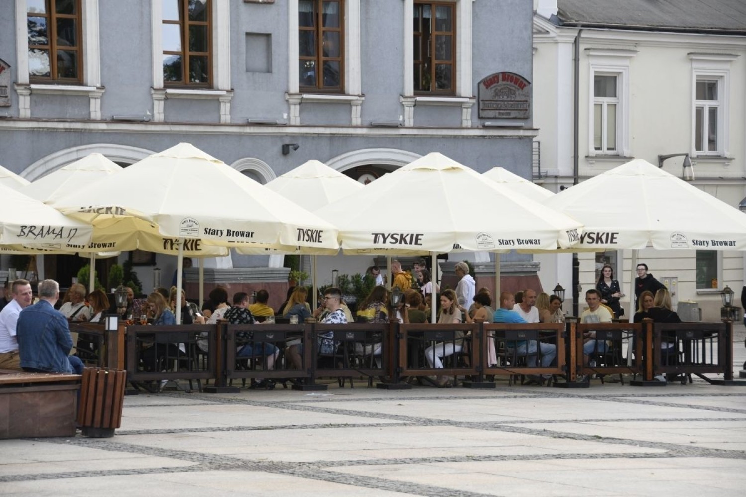 Piątkowy wieczór na Rynku w Kielcach. Tłumy w centrum miasta (ZDJĘCIA)
