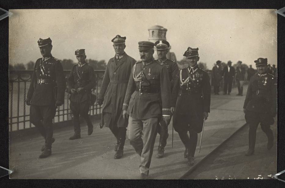 Najsłynniejsze zdjęcie Marszałka Piłsudskiego udającego się na spotkanie z Prezydentem Wojciechowskim