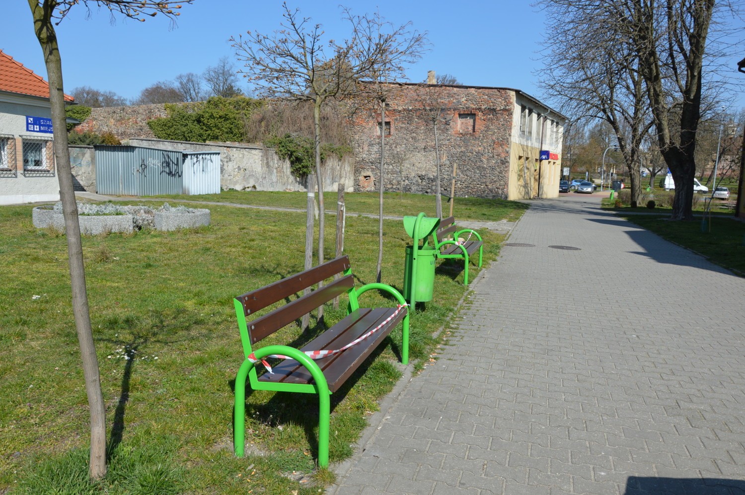 W Żarach nie usiądziesz na ławce