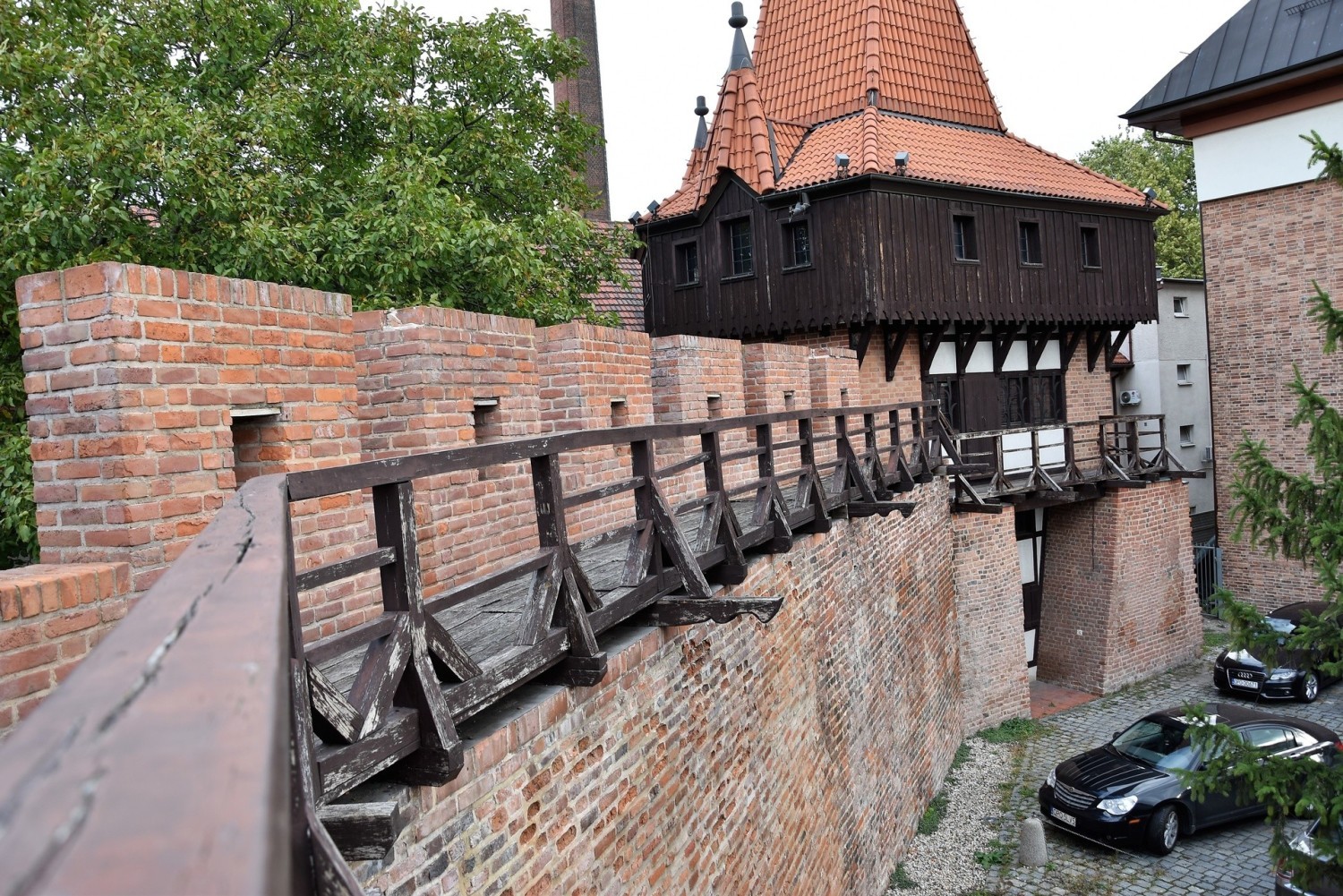 Podest i balustrada na murach obronnych Opola są w złym stanie