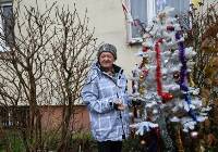 Pan Henryk z Kielc podtrzymuje świąteczną tradycję. Przed blokiem udekorował choinki