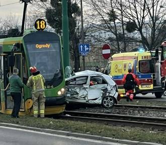 Poważny wypadek w Poznaniu! Auto zmiażdżone przez tramwaj