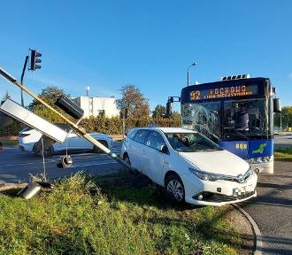 Wypadek w Bydgoszczy. Autobus zderzył się z taksówką. Taksówkarz wymusił [zdjęcia]