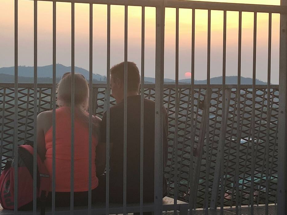Niesamowity zachód słońca z wieży widokowej w Parku Sobieskiego w Wałbrzychu. Wieża przyciąga też wieczorami - zobaczcie zdjęcia