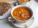 Rozgrzewająca zupa z soczewicy. Przepis na pożywną zupę z ziemniakami, kiełbasą i czerwoną soczewicą. Idealne danie na jesień i zimę