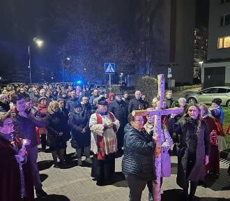 Droga Krzyżowa przeszła ulicami Podzamcza w Wałbrzychu. Modliło się kilkaset osób