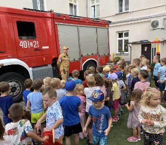 Strażacy PSP z Aleksandrowa Kujawskiego odwiedzili przedszkolaków 