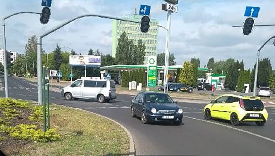 Kierowca jakby nigdy nic jechał pod prąd po rondzie PCK w Zielonej Górze